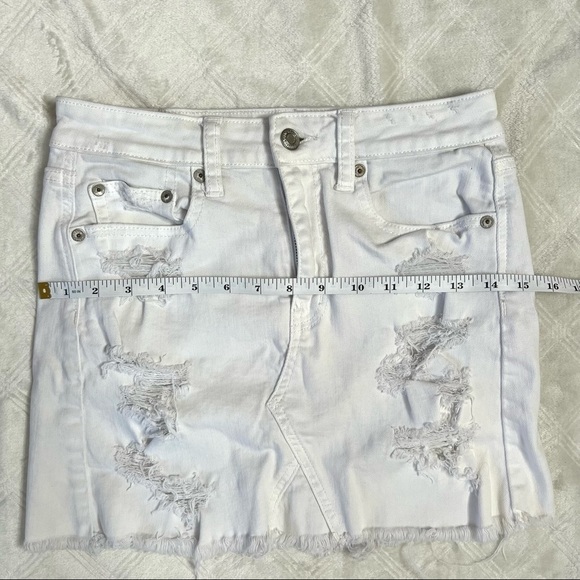 Y2K American Eagle High Rise Distressed Frayed White Denim Jean Mini Skirt Sz 2 - Picture 8 of 16